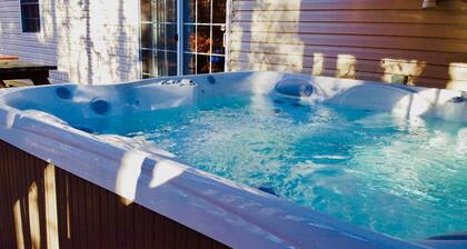 ⛱⛷⛰Mt. Maplewood Chalet❤️ 2BR ★HotTub★Poconos★Fireplace★Pets+★
