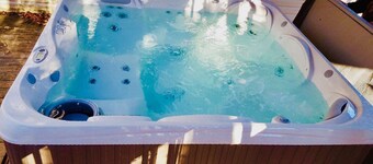 ⛱️⛷️⛰️Mt. Maplewood Chalet❤️2BR★HotTub★Poconos★Fireplace★Ski★Dogs+