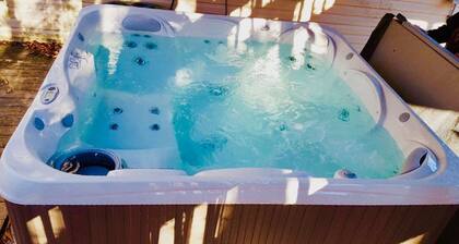 ⛱️⛷️⛰️Mt. Maplewood Chalet❤️2BR★HotTub★Poconos★Fireplace★Ski★Dogs+