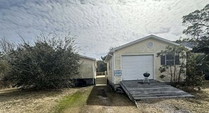 Een rij mobiele woningen met een helling naar de garage.