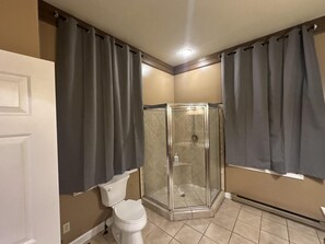 Haartrockner, Handtücher, Seife, Toilettenpapier