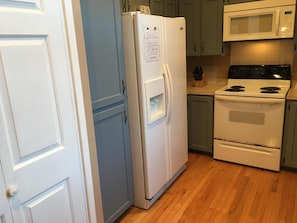Réfrigérateur, four à micro-ondes, un four, surface de cuisson