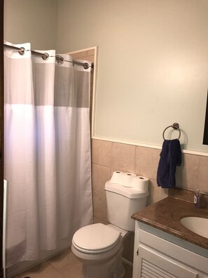Combined shower/tub, towels