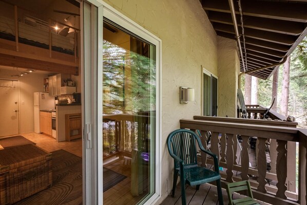 Terrace/patio - 94SLL - Inexpensive - Fireplace - WiFi - Sleeps 4 by RedAwning (Glacier)