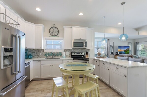 Jääkaappi, mikroaaltouuni, uuni, liesi