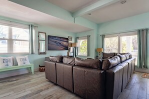 TV, DVD player, books, music library - Mermaid Cove: Updated Forida Cottage w/pool, hot tub (Anna Maria)