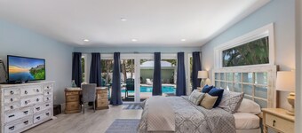 Mermaid Cove: Updated Forida Cottage w/pool, hot tub