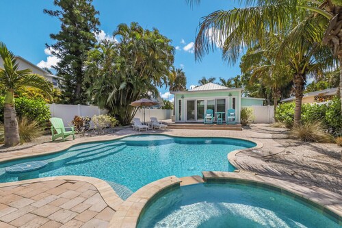 Mermaid Cove: Updated Forida Cottage w/pool, hot tub