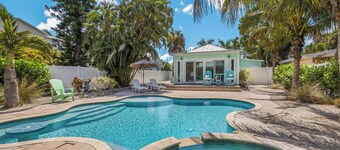 Mermaid Cove: Updated Forida Cottage w/pool, hot tub