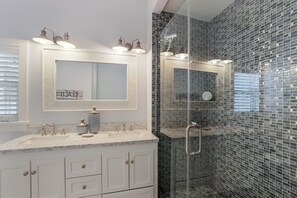 Combined shower/bathtub, hair dryer, towels - Mermaid Cove: Updated Forida Cottage w/pool, hot tub (Anna Maria)