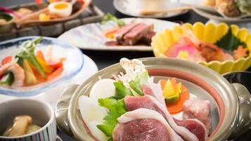 Diversos plats, com sashimi i sushi, presentats sobre una taula amb plats i cuplets múltiples.