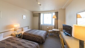 A hotel room with two beds, a desk with a television, a chair, and a lamp. - Sky Hotel Namerikawa (Namerikawa)