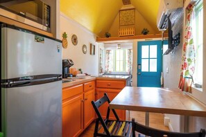 Réfrigérateur, micro-ondes, plaque de cuisson, cafetière/bouilloire