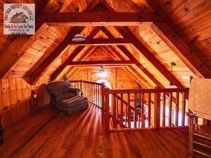 Cozy Loft space with two twin beds 