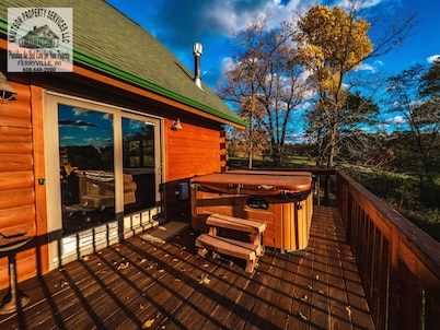 Romantic Log Cabin Hideaway, Hot tub nestled Near the Scenic Mississippi River!