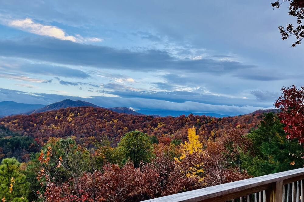 A gorgeous log cabin awaits you at Run To The Hills.