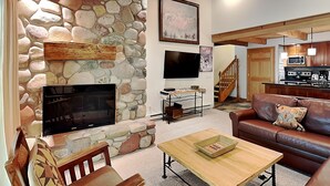 Living area - 🌲Timberline C3G Deluxe 1-Bedroom + Loft ~Hot Tub~Pool~WiFi~Ski-in/out~Local Shuttle🌲 (Snowmass Village)