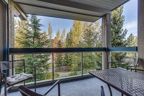 Outdoor dining - Acer Vacations |  1 Bedroom | Sleeps 5 | Pool & Hot Tubs | Free Parking & WiFi | Greystone Lodge (Whistler)