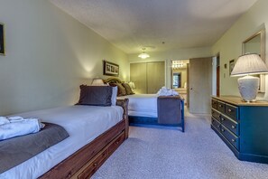 1 bedroom, iron/ironing board, WiFi, bed sheets - Acer Vacations |  1 Bedroom | Sleeps 5 | Pool & Hot Tubs | Free Parking & WiFi | Greystone Lodge (Whistler)
