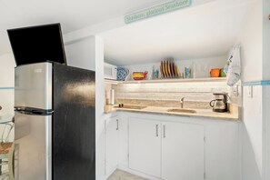 Refrigerador, microondas, lavavajillas y cafetera y tetera 