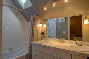 Ensemble douche/baignoire, sèche-cheveux, serviettes fournies, savon