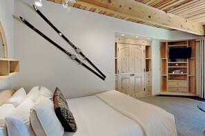 1 bedroom, iron/ironing board, travel crib, WiFi - 🌲Timberline 115 Studio Deluxe ~ Hot Tub~Pool~WiFi~Ski-in/out~Local Shuttle🌲 (Snowmass Village)