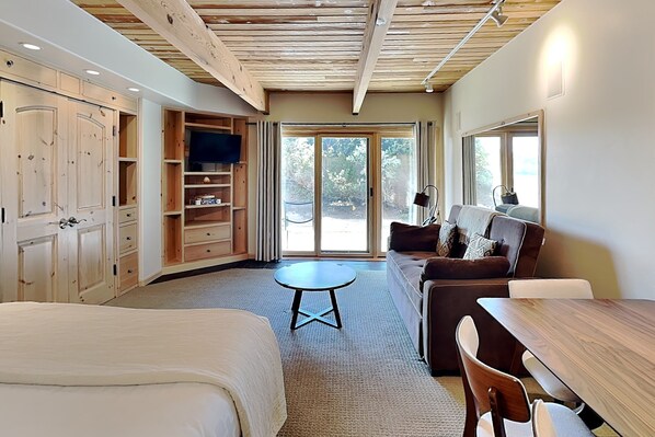 1 bedroom, iron/ironing board, travel crib, WiFi - 🌲Timberline 115 Studio Deluxe ~ Hot Tub~Pool~WiFi~Ski-in/out~Local Shuttle🌲 (Snowmass Village)