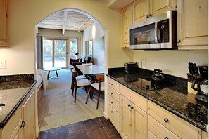 Fridge, microwave, oven, stovetop - 🌲Timberline 115 Studio Deluxe ~ Hot Tub~Pool~WiFi~Ski-in/out~Local Shuttle🌲 (Snowmass Village)