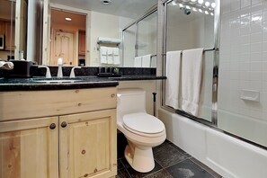 Shower, hair dryer, towels - 🌲Timberline 115 Studio Deluxe ~ Hot Tub~Pool~WiFi~Ski-in/out~Local Shuttle🌲 (Snowmass Village)