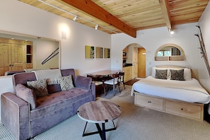 1 habitación, tabla de planchar con plancha, cuna de viaje y wifi 