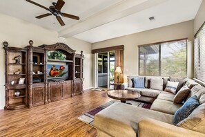 Smart-TV, bøker, stereoanlegg og printere