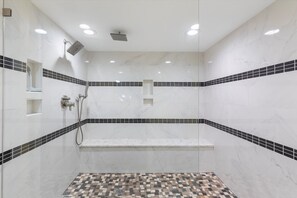 Combined shower/bathtub, free toiletries, hair dryer, towels - Key Wes't Best- Upgraded condo 5 mins to Smathers Beach Fantastic value (Key West)