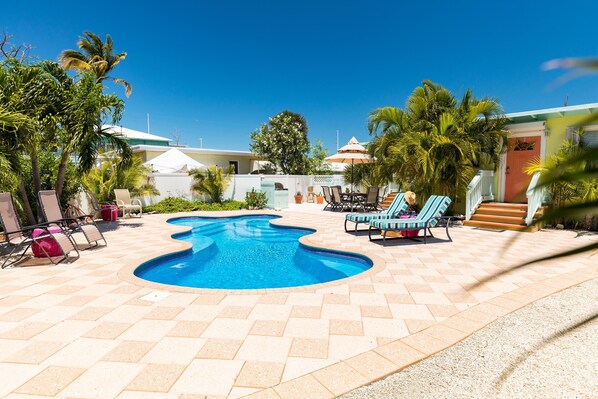 Alberca al aire libre y alberca climatizada