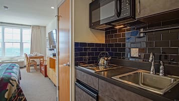 Een koelkast, een microgolfoven, een kookplaat