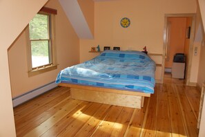 4 bedrooms, desk, travel cot, free WiFi - Waterfront Log Cabin with Mt. Sunapee Views (Sunapee)