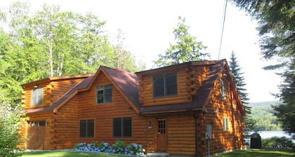 Blockhaus am See mit Berg Sunapee Views