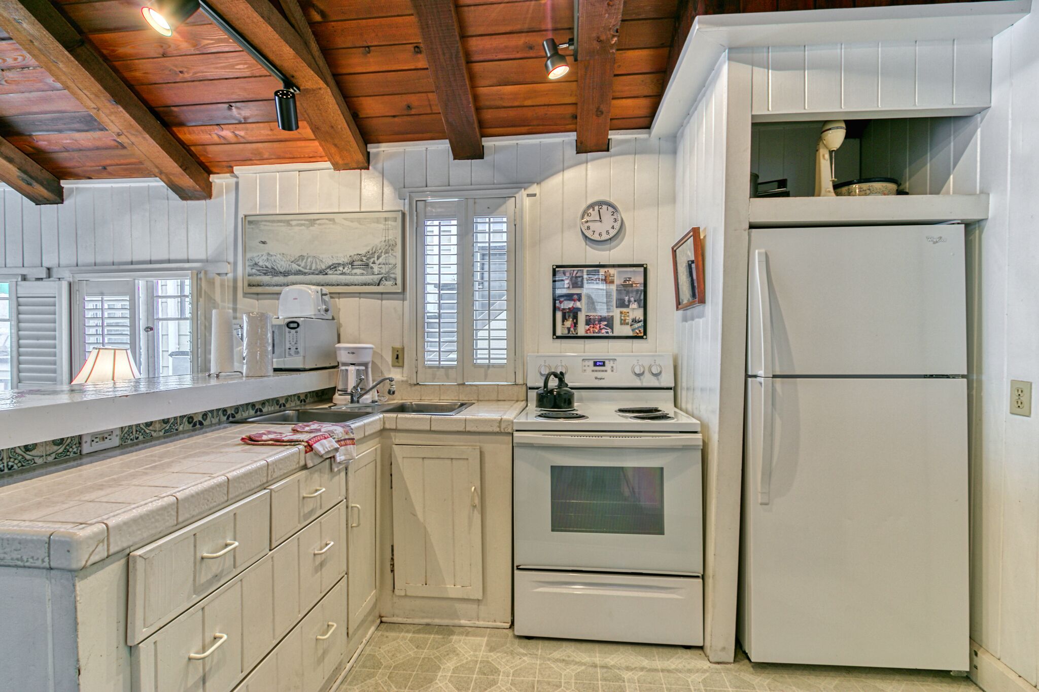 304S: Budget-friendly Cottage, Open Floorplan Duplex, 2 Blocks to Beach, Shops +