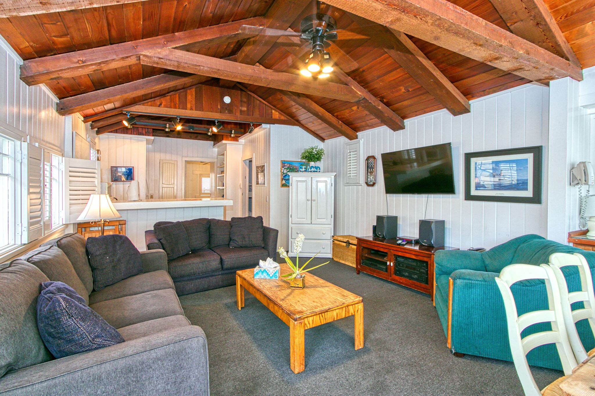 304S: Budget-friendly Cottage, Open Floorplan Duplex, 2 Blocks to Beach, Shops +