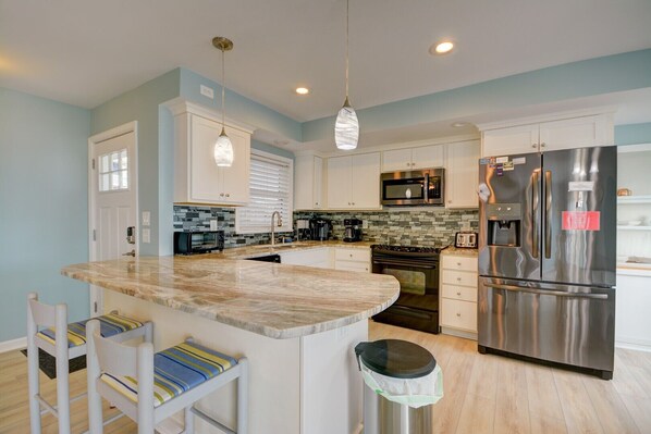 Kjøleskap, mikrobølgeovn, ovn og kokeplater