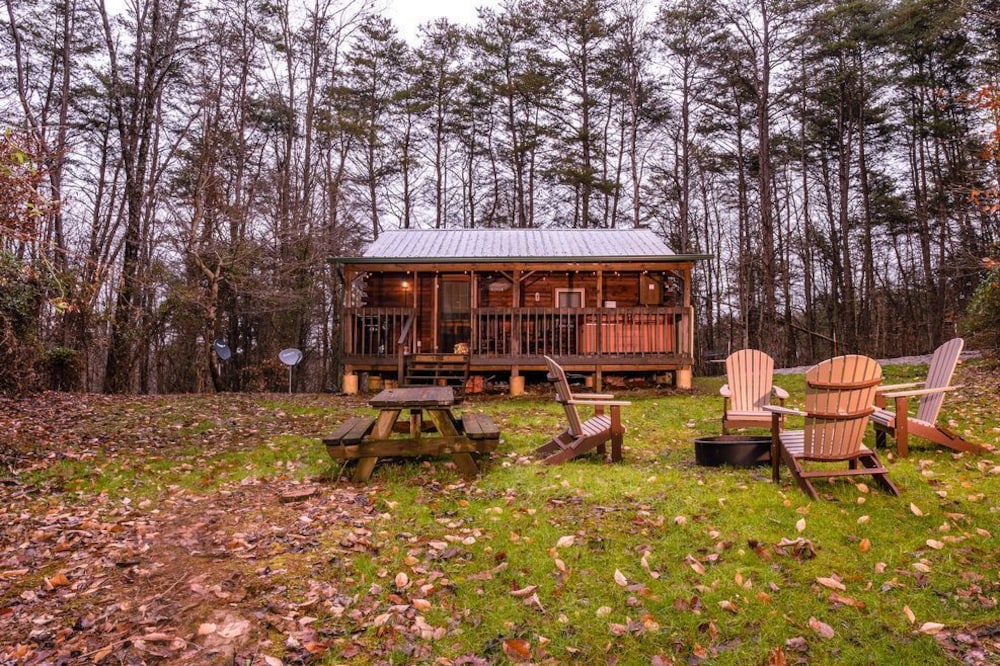 The Retreat - Cozy studio cabin - Hot Tub, Firepit, pond, natural playground