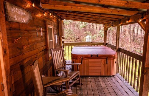 The Retreat - Cozy studio cabin - Hot Tub, Firepit, pond, natural playground