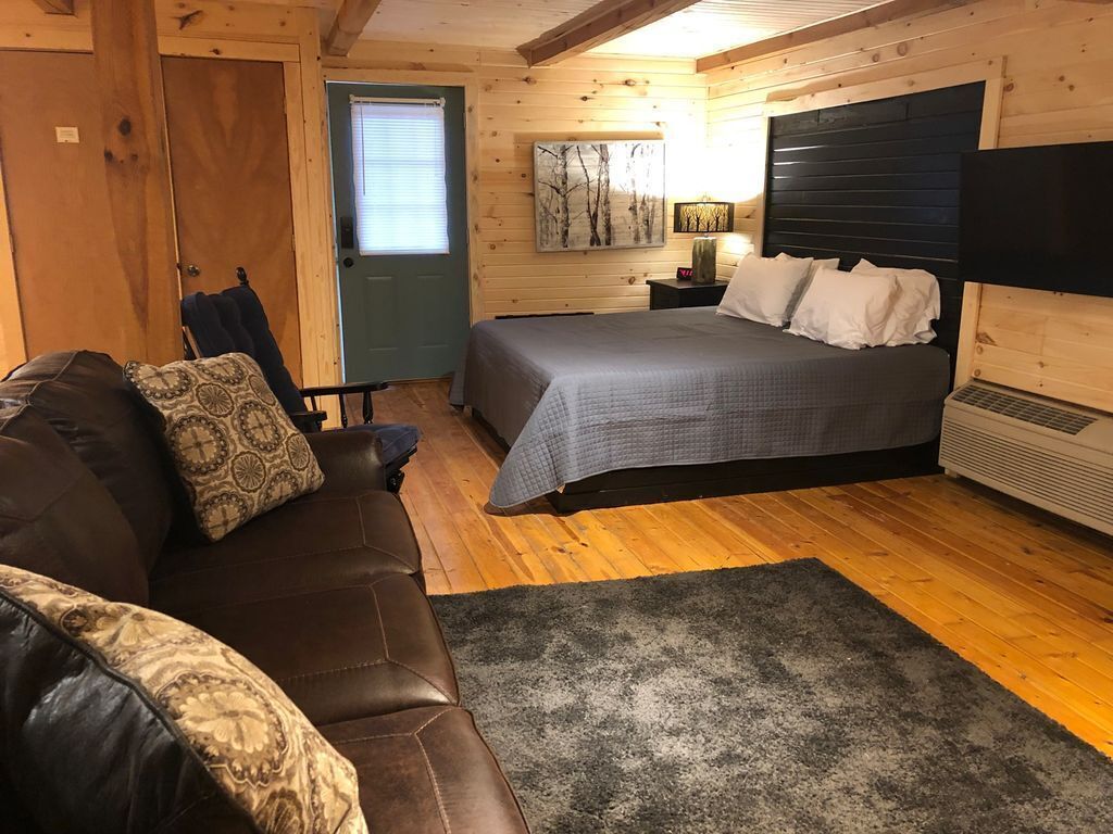 The Retreat - Cozy studio cabin - Hot Tub, Firepit, pond, natural playground