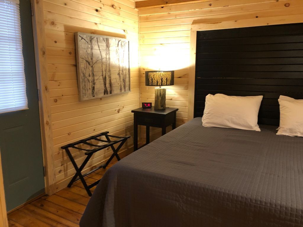 The Retreat - Cozy studio cabin - Hot Tub, Firepit, pond, natural playground