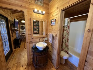 Sèche-cheveux, serviettes fournies, savon, papier toilette