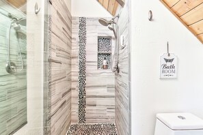 Ensemble douche/baignoire, sèche-cheveux, serviettes fournies, savon