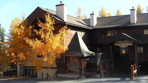 Un immeuble sur lequel on peut lire l’inscription « KRISTIANNA CONDOMINIUMS », et qui se distingue par un élément architectural particulier, notamment un toit en forme de flèche.