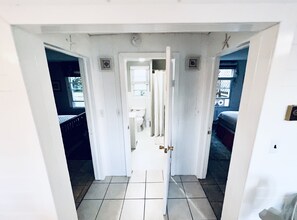 3 habitaciones, tabla de planchar con plancha y acceso a internet