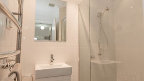 Douche, serviettes fournies
