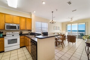 Jääkaappi, mikroaaltouuni, uuni, liesi