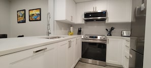 Réfrigérateur, four à micro-ondes, un four, surface de cuisson